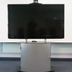 Roll-Medienwagen abschliessbar fuer Videokonferenz